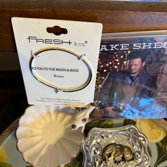 Country Set - Silvertone Belt Buckle, Silvertone Bracelet, Blake Shelton CD - Picture 3 of 4